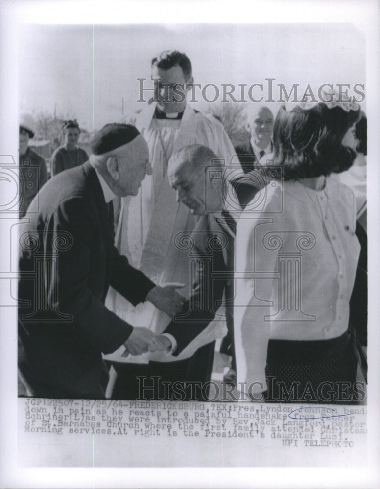 1964 Press Photo Press. Lyndon Johnson Bend down in pain as he reacts - Historic Images