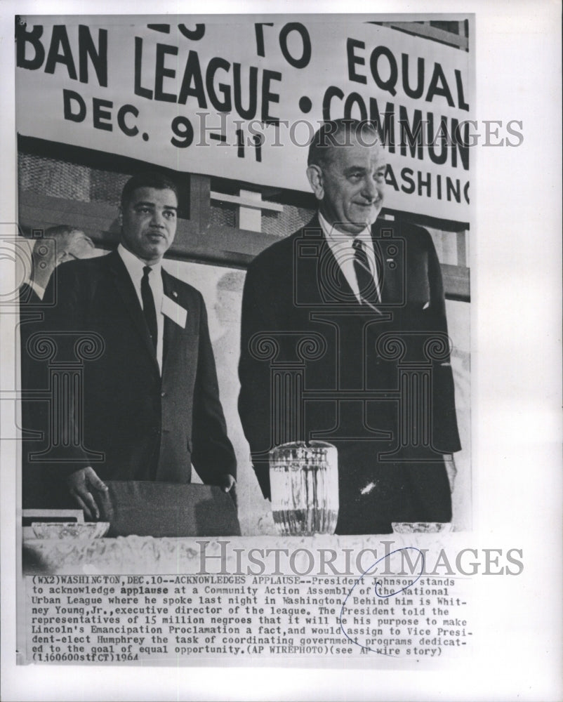 1964 Press Photo President Johnson Stands to Acknowledge Applause as Community - Historic Images