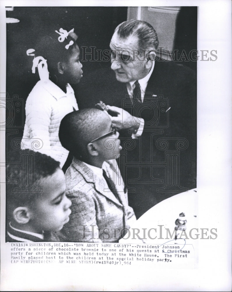 1964 Press Photo President Johnson Offers Piece of Chocolate Brownie Quests - Historic Images