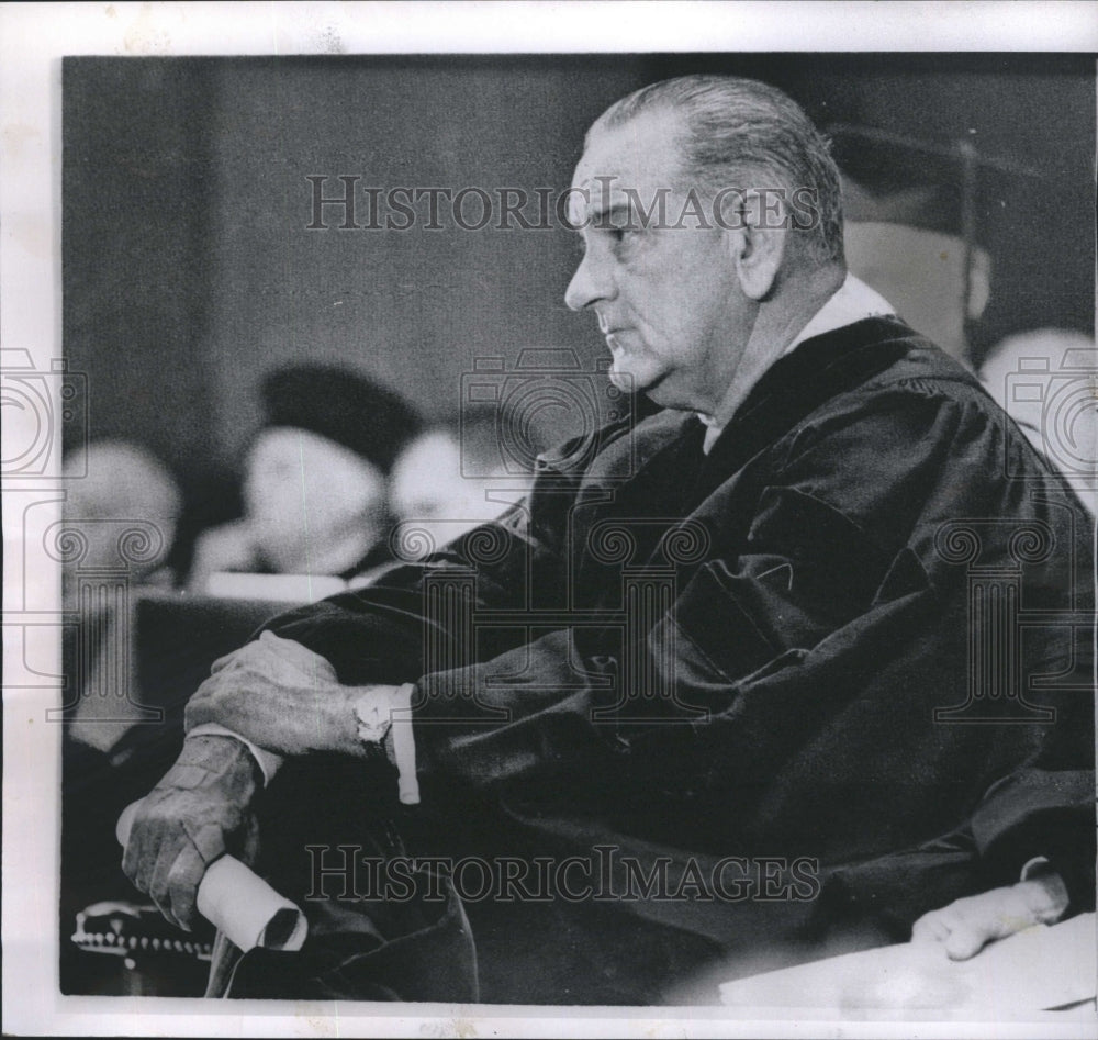 1984 Press Photo Johnson Wears Bandage on Right Hand at Special Convocation - Historic Images