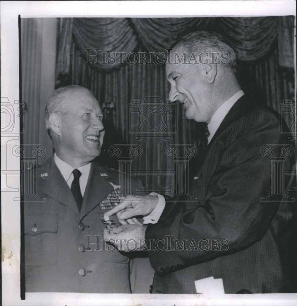 Press Photo Desiring Wishes to His Co-Politician - Historic Images