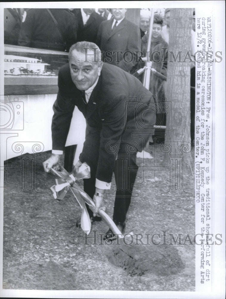 1964 Press Photo Pres. Johnson Picks up the Traditional Shows - Historic Images