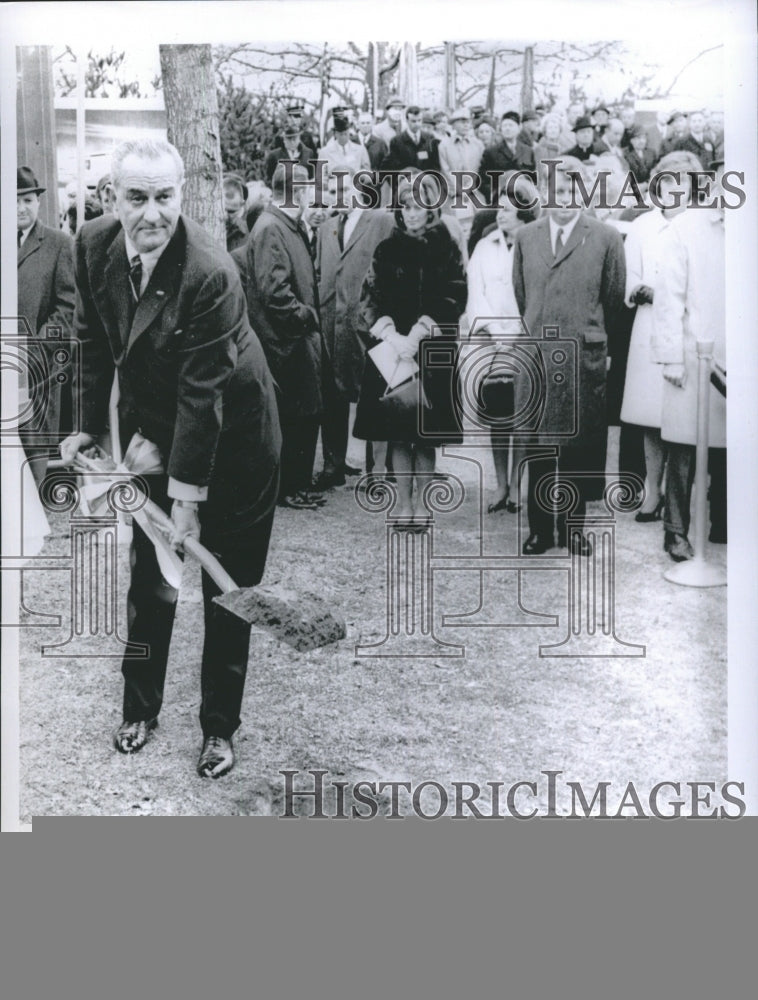 1964 Press Photo With Members of the Kennedy Family Looking President Johnson - Historic Images