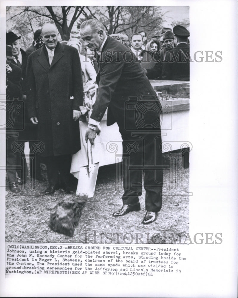 1964 Press Photo President Johnson Using Historic Gold-Plated Shovel - Historic Images