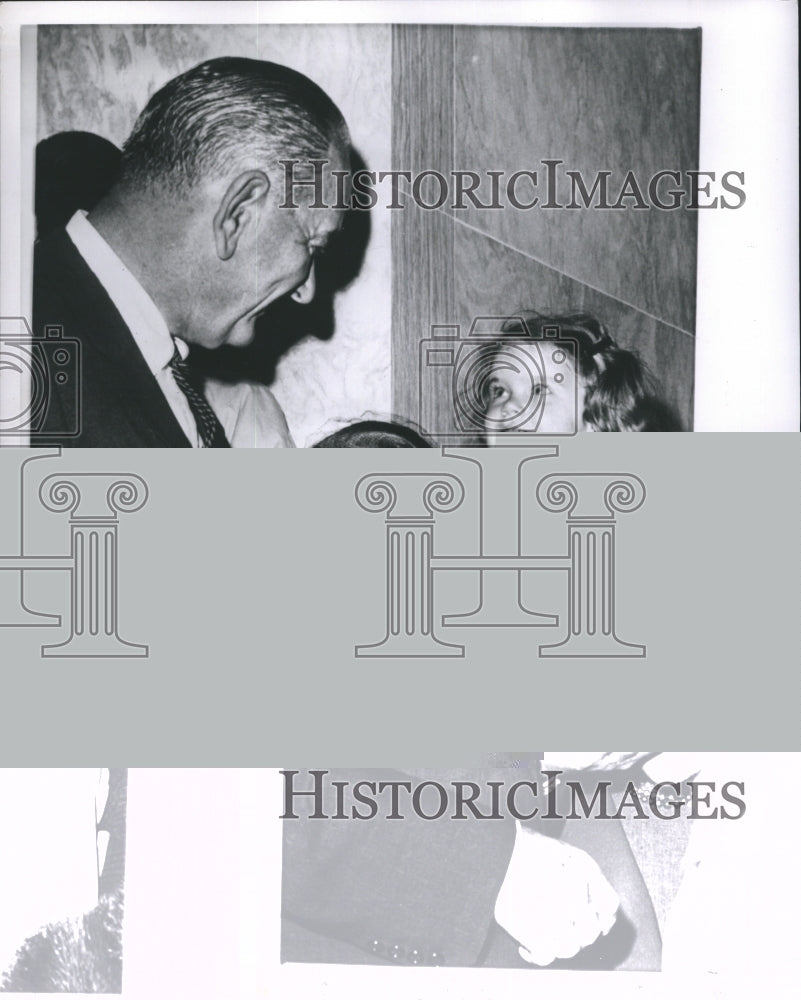 1965 Press Photo President Johnson Takes Time to Chat With Two-Year-Old Malanie - Historic Images