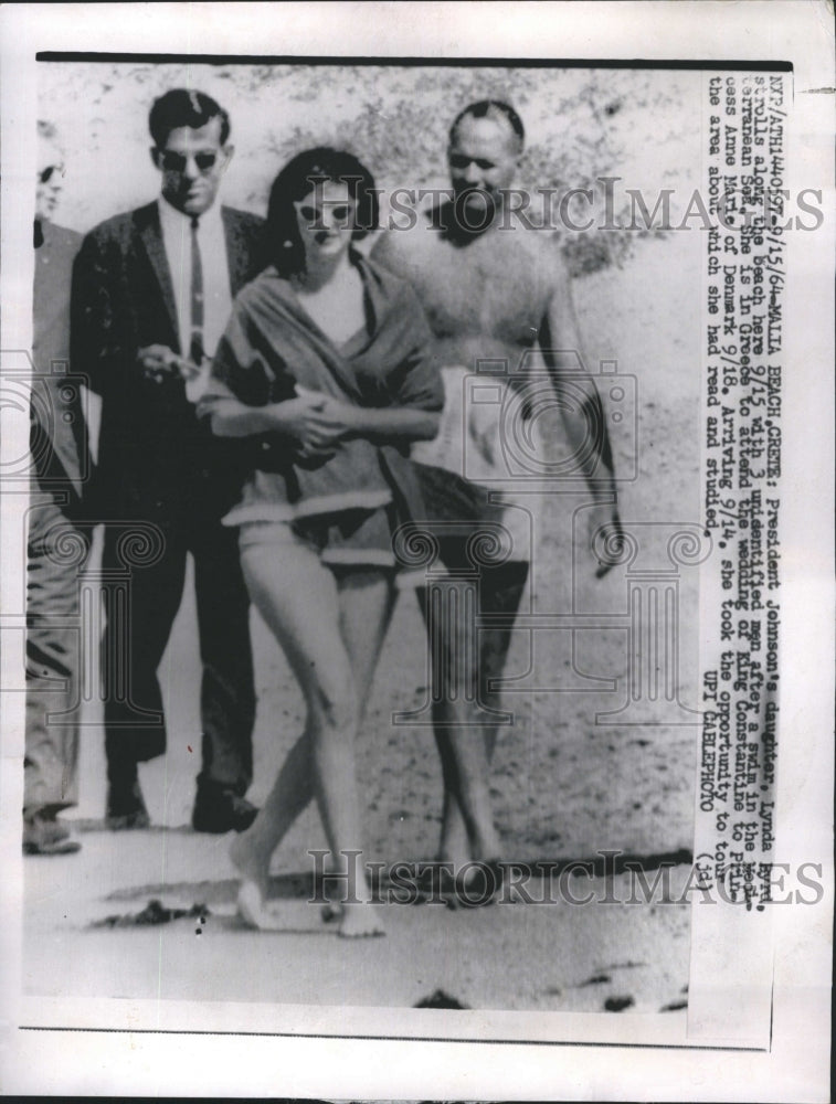 1964 Press Photo President Johnson&#39;s Daughter, Lynda Ryrd Strolls Along Beach - Historic Images