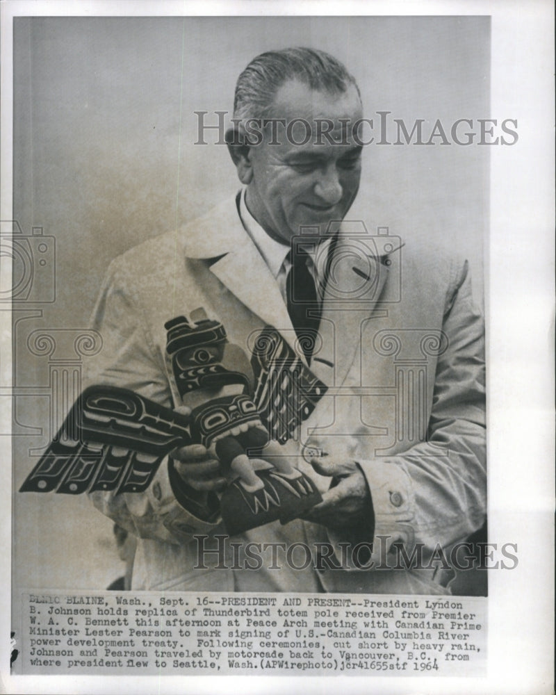 1964 Press Photo President Lyndon B. Johnson Holds Replica of Thunderbird - Historic Images