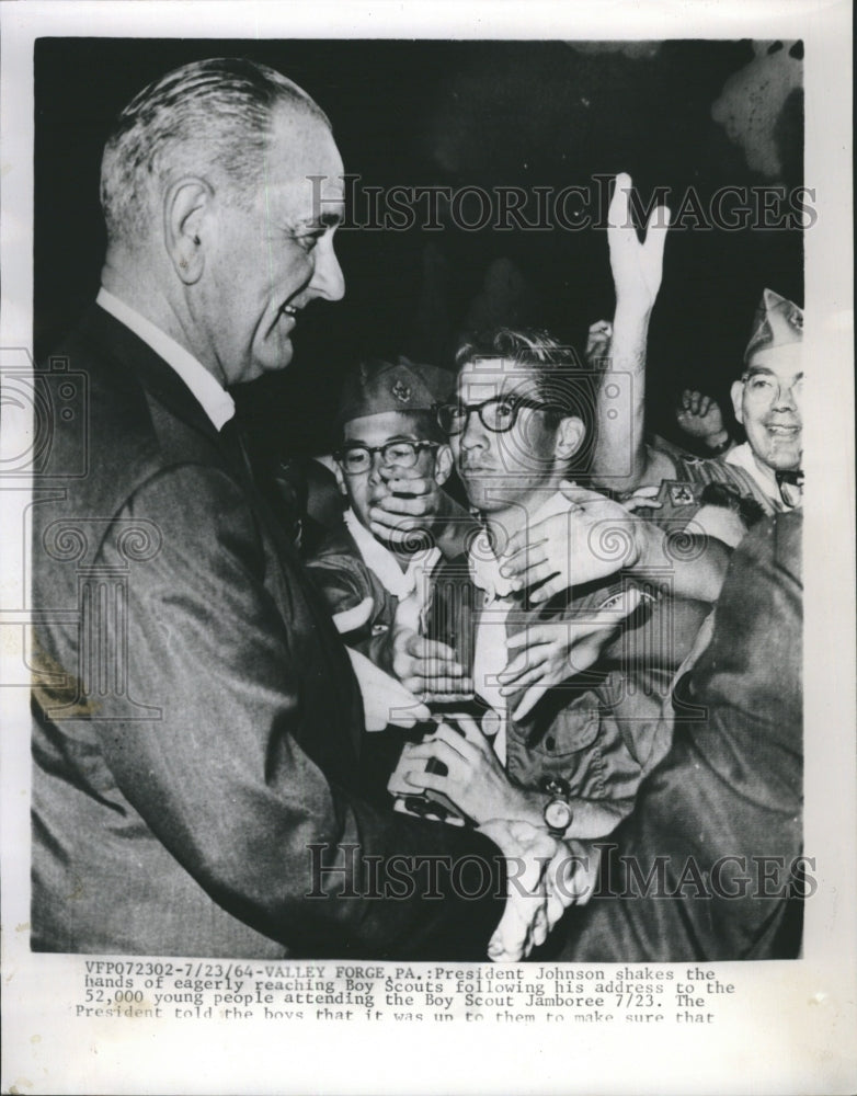 1964 Press Photo President Johnson Shakes the Hands of Eagerly Reaching Boy - Historic Images