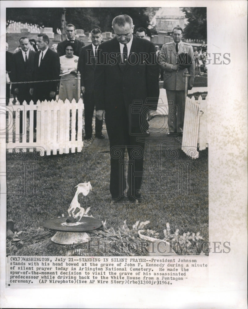 1964 Press Photo President Johnson Stands with His Head Bowed at Grave of John - Historic Images