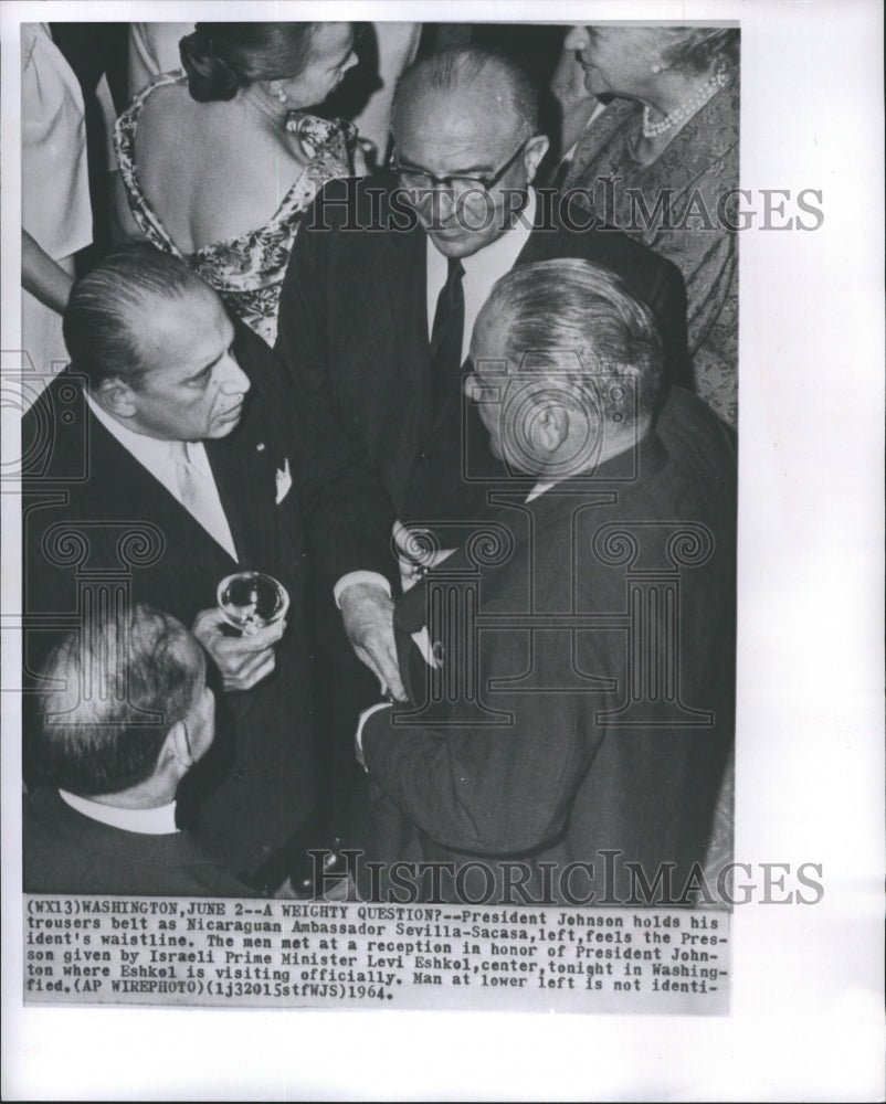 1964 Press Photo President Johnson Holds His Trousers Belt as Nicaragwas - Historic Images