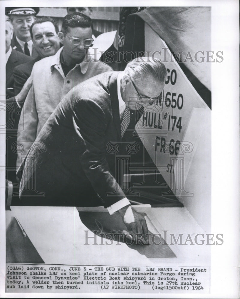 1964 Press Photo President Johnson Chalks LBJ on Keel Plate of Nuclear - Historic Images