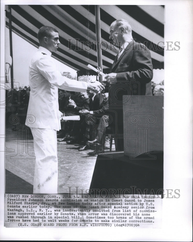 1964 Press Photo President Johnson Awards Commission as Ensign in Coast Guard - Historic Images