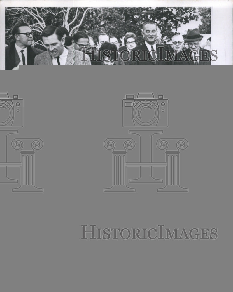 1965 Press Photo President Johnson Takes His Dogs and Group of Reporters - Historic Images