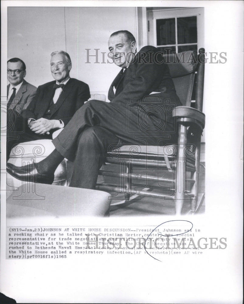 1965 Press Photo President Johnson Sit in Rocking Chair as He Talked Christian - Historic Images