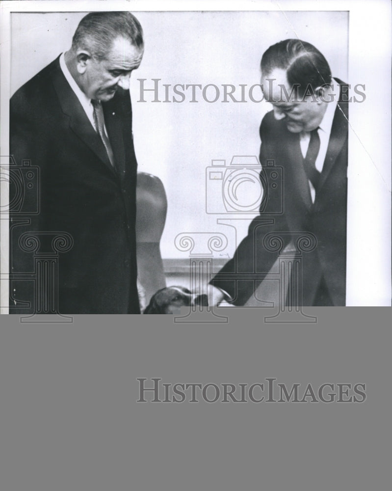 1965 Press Photo President Johnson&#39;s Beagle &quot;Him&quot; Gets Pat From Vice President - Historic Images