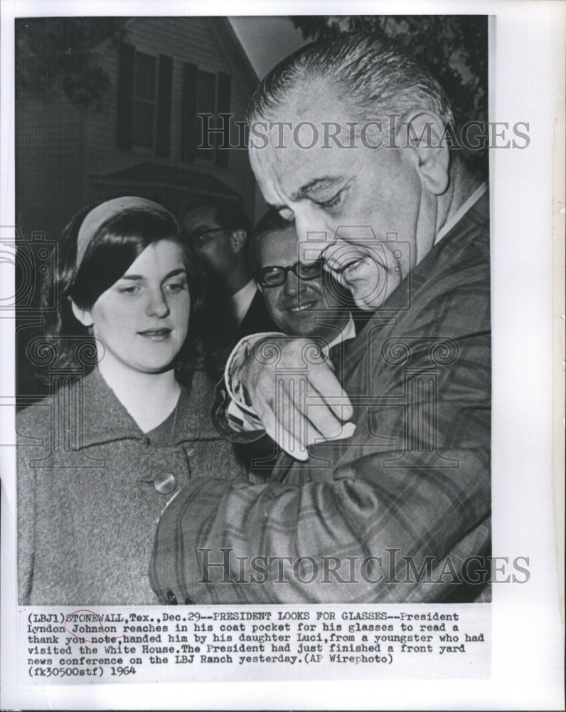 1964 Press Photo President Lyndon Johnson Reaches in his Coat Pocket - Historic Images