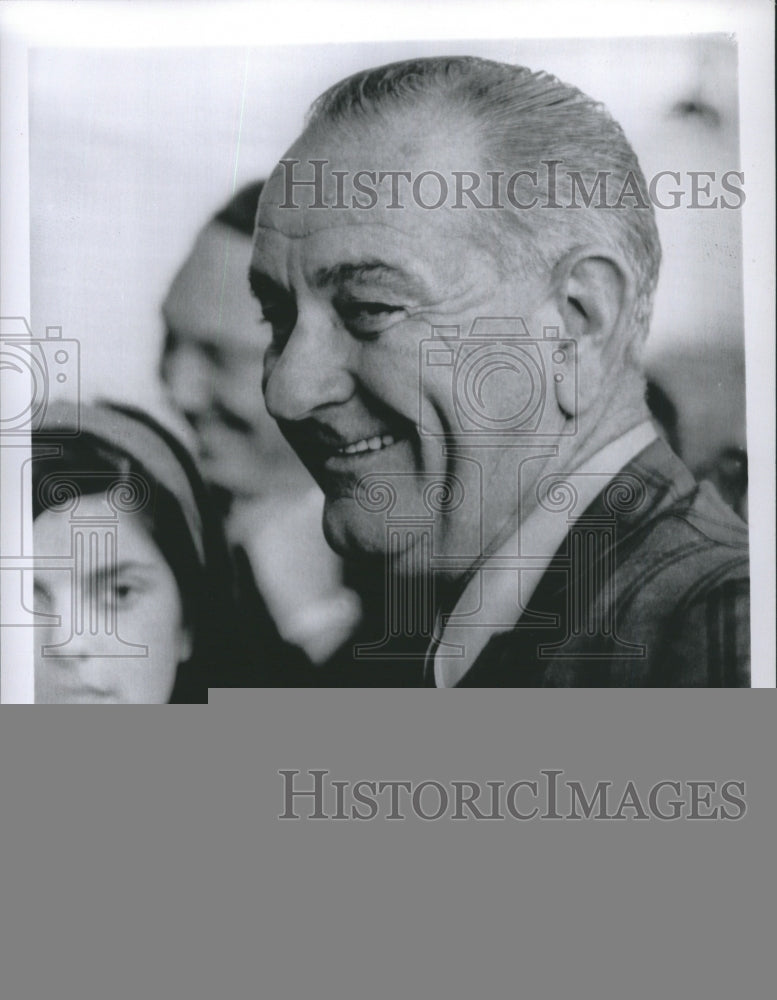 1964 Press Photo Pres. Lyndon Johnson Smile Backs up the Report - RSH03855 - Historic Images