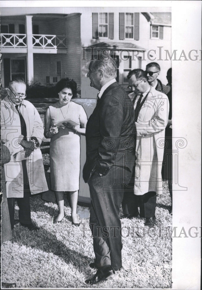 1947 Press Photo President Johnson Stands Cross Legged as Talks - RSH03857 - Historic Images