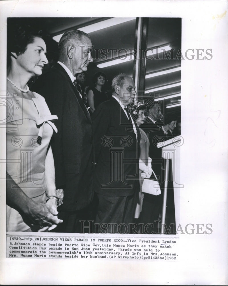 1962 Press Photo Vice President Lyndon B. Johnson Stands Beside Puerte Rice - Historic Images