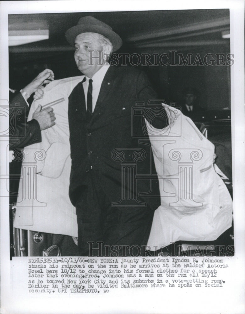 1966 Press Photo Jaunty President Lyndon B. Johnson Shucks His Raincoat - Historic Images