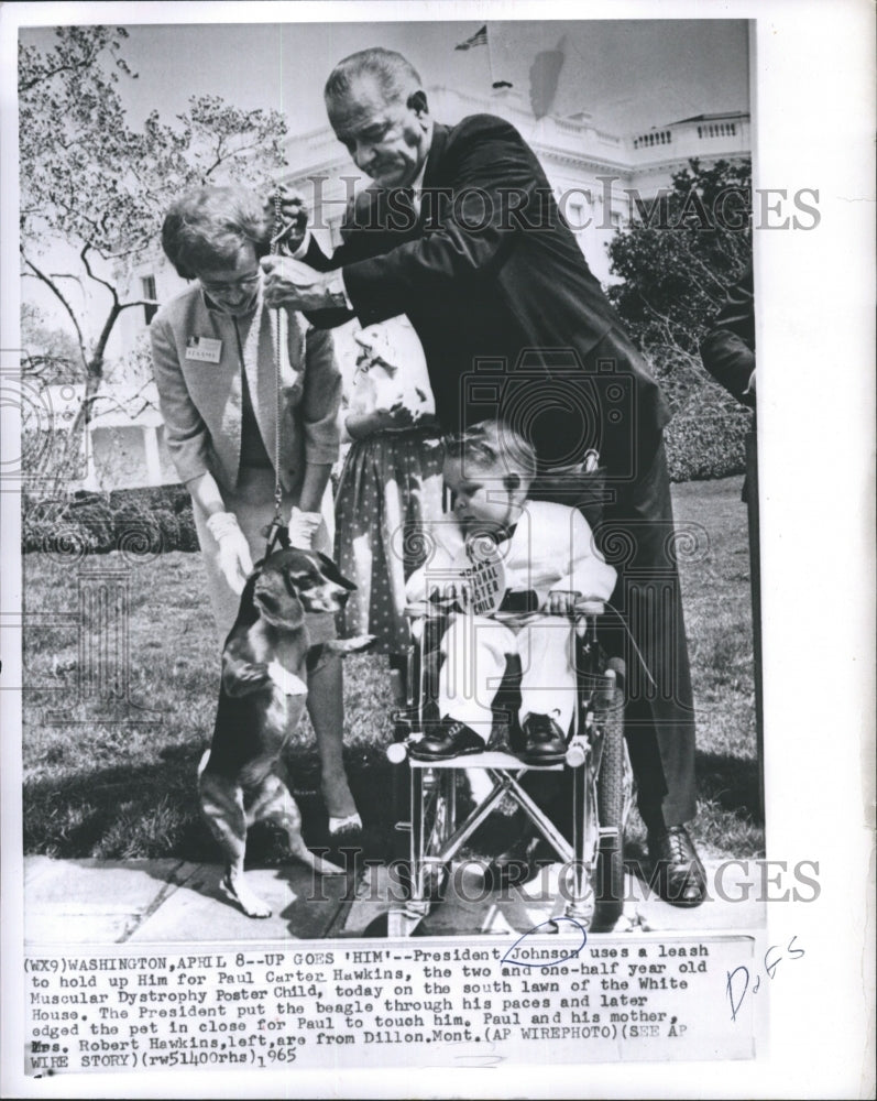 1985 Press Photo President Johnson Uses Leash to Hold Up Him for Paul Carten - Historic Images