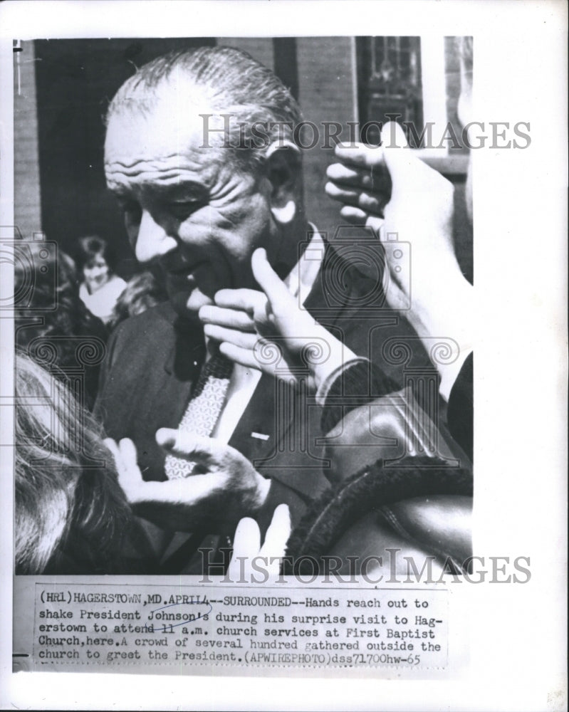 1965 Press Photo Hands Reach Out to Shake President Johnson&#39;s Hagestown - Historic Images