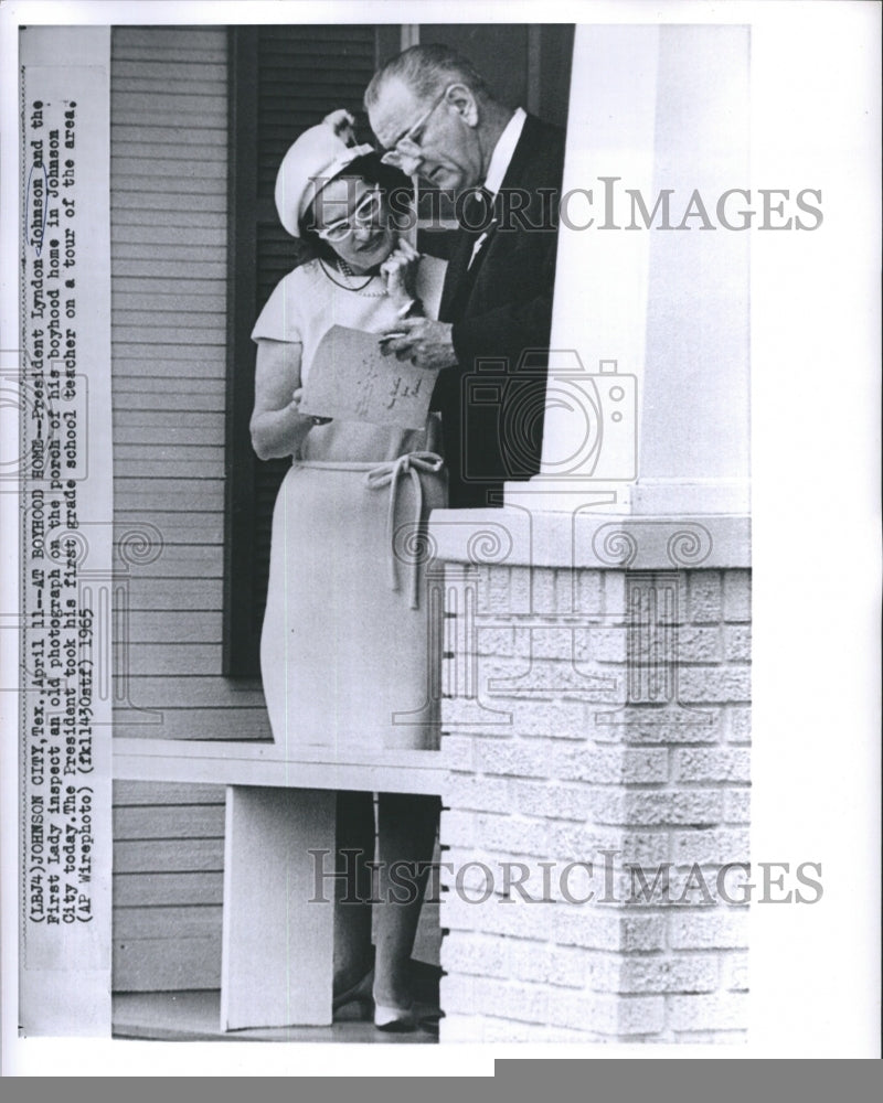 1965 Press Photo President Lyndon Johnson and the First Lady Inspect Photograph - Historic Images