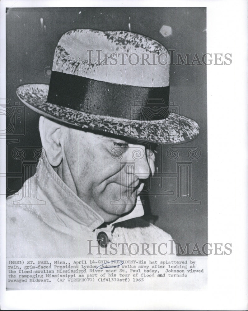 1965 Press Photo His Hat Aplattered by Rain, Grim-faced President Lyndon Johnson - Historic Images