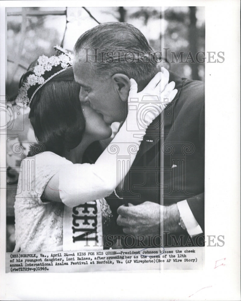 1965 Press Photo President Johnson Kisses the Cheek of His Daughter Luci Baines - Historic Images