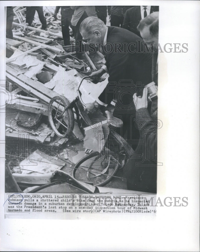 1965 Press Photo President Johnson Pulls Shettered Child&#39;s Bike From the Debora - Historic Images