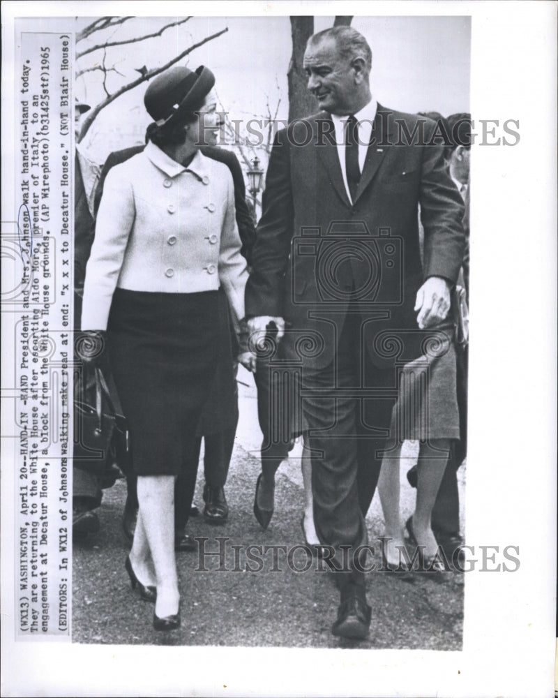 1965 Press Photo President and Mrs. Johnson Walk hand-in-hand - RSH03921 - Historic Images