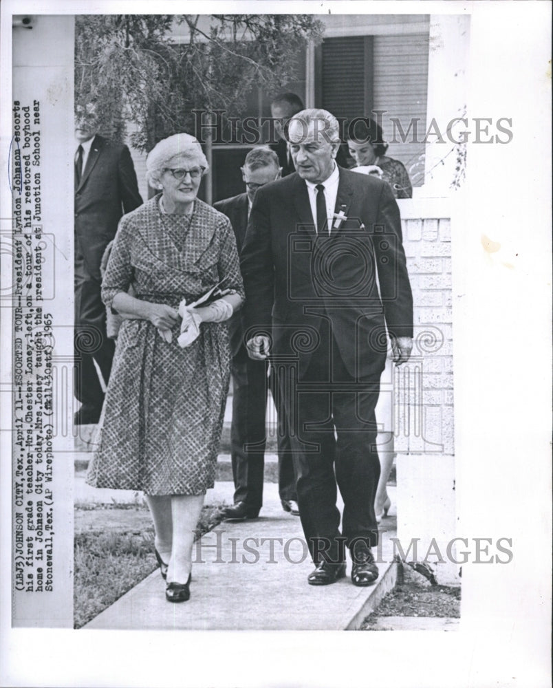 1965 Press Photo President Lyndon Johnson Escorts First Grade Teacher Chester - Historic Images