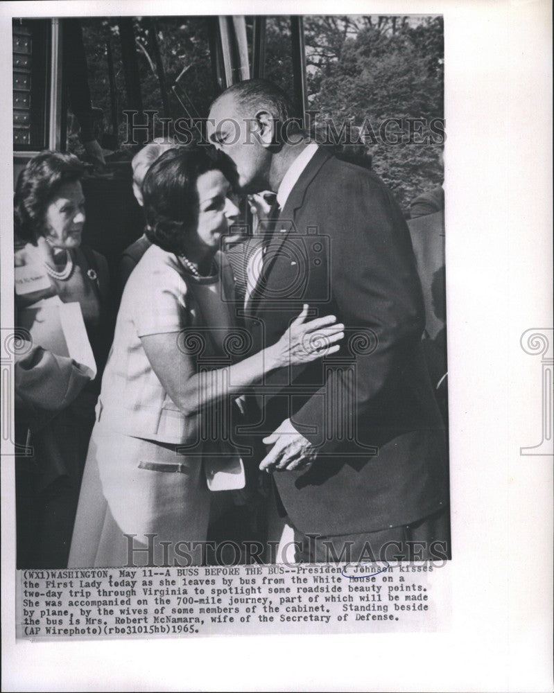 1965 Press Photo President Johnson Kisses the First Lady today as she Leaves - Historic Images