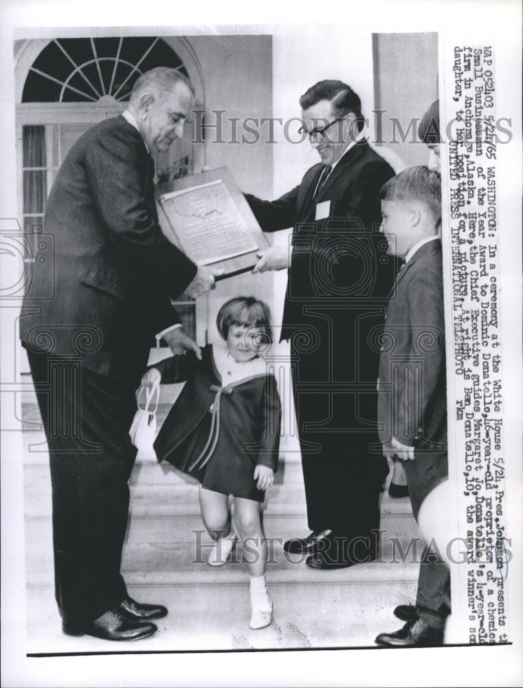 1965 Press Photo Ceremony White House Pres. Johnson Presents Businessman - Historic Images