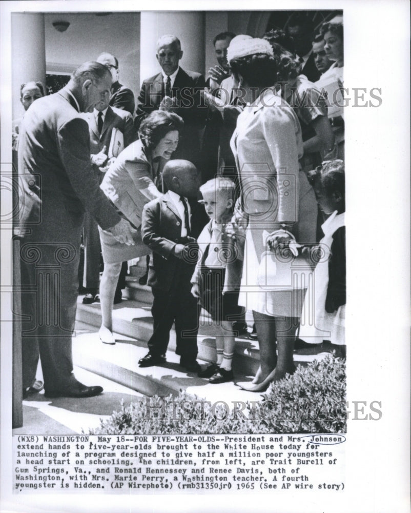 1965 Press Photo President and Mrs. Johnson Extend Hands to Five-year-Olds - Historic Images