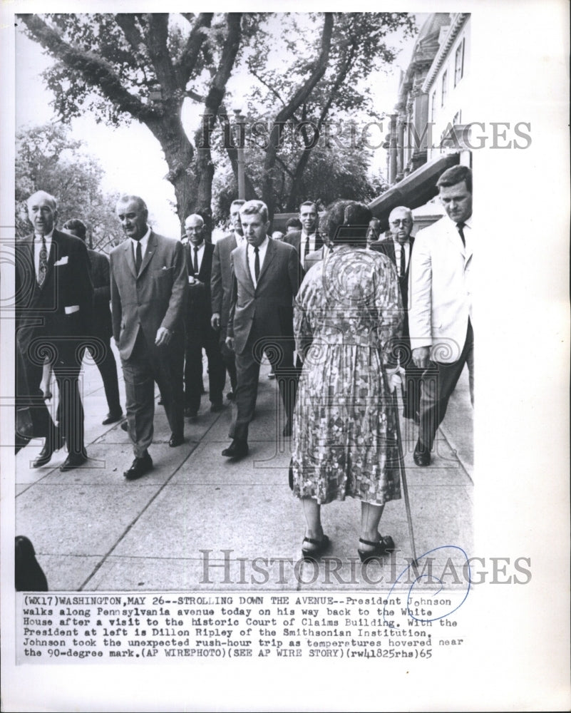 1965 Press Photo President Johnson Walks along Pennsylvania Avenue White House - Historic Images