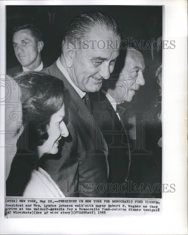 1965 Press Photo President and Mrs. Lyndon Johnson Walk with Mayor Robert - Historic Images