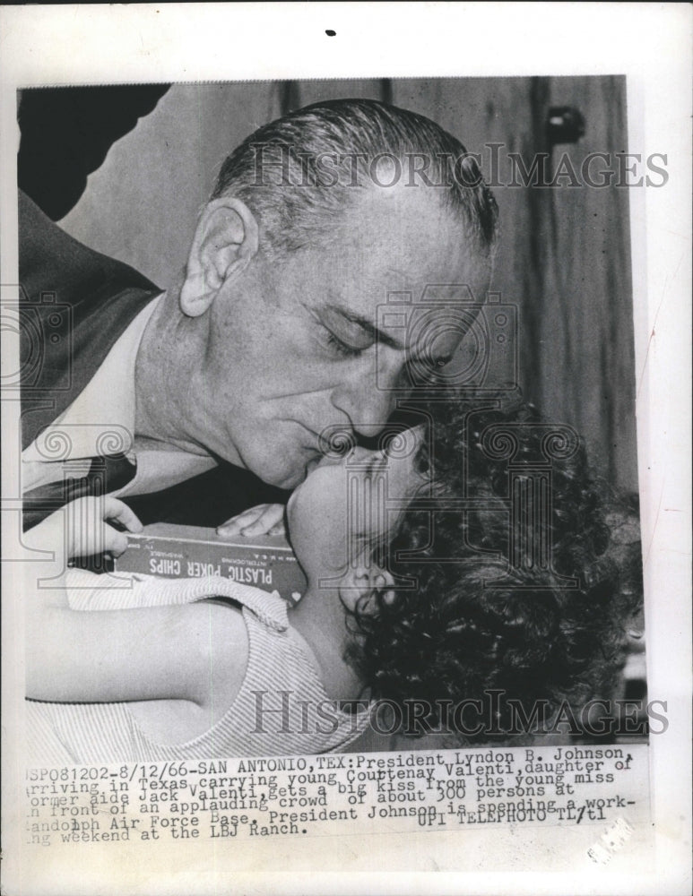 1966 Press Photo President Lyndon B. Johnson Arriving in texas Carrying Valenti - Historic Images