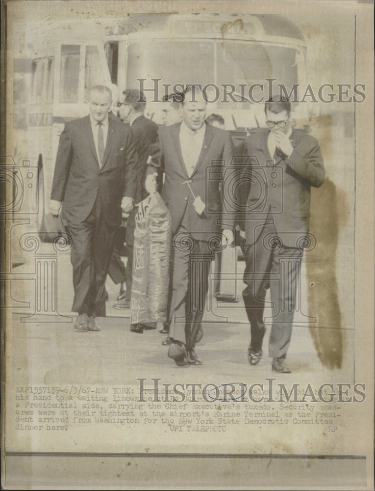 1967 Press Photo President Lyndon Johnson Smile With hat his hand - RSH04001 - Historic Images