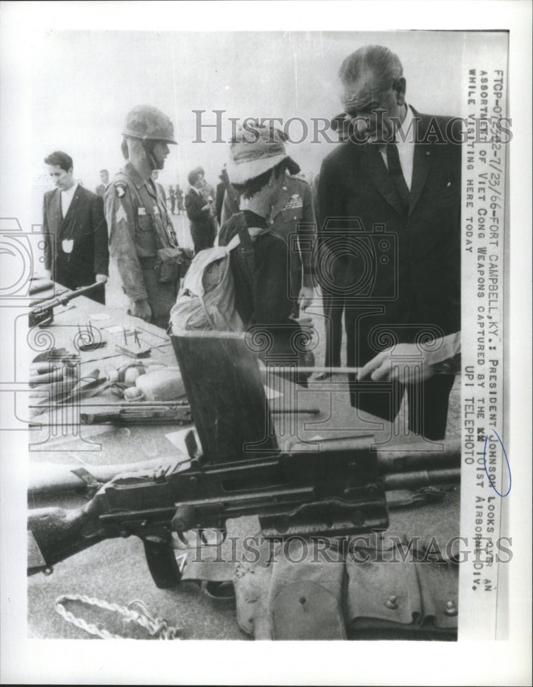 1966 Press Photo President Johnson Looks Over an Assortment of Viet Cong - Historic Images