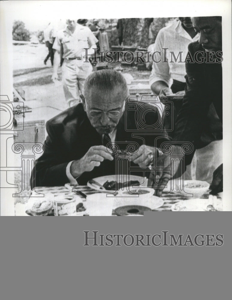 1966 Press Photo President Johnson Takes a Box sit of Barbecue - Historic Images