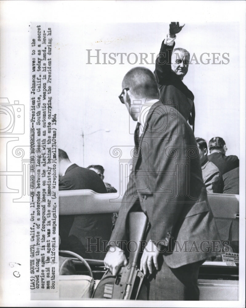 1964 Press Photo President Johnson Waven the Crowd along the Route of Motoroad - Historic Images