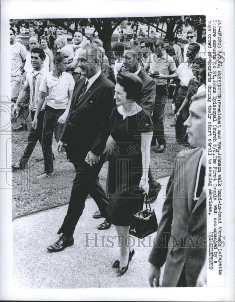 1964 Press Photo President and Mrs. Johnson Walk Hand-In-Hand Through Lafayatte - Historic Images