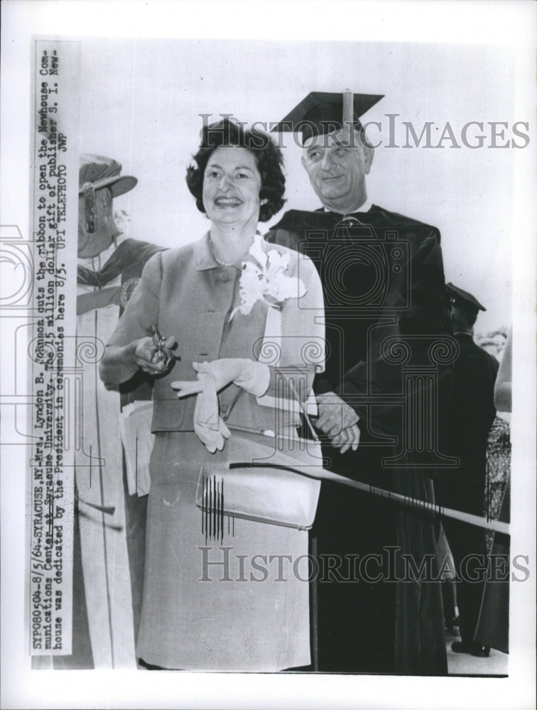 1964 Press Photo Mrs. Lyndon B. Johnson Gets the Ribbon to Open Newhouse - Historic Images