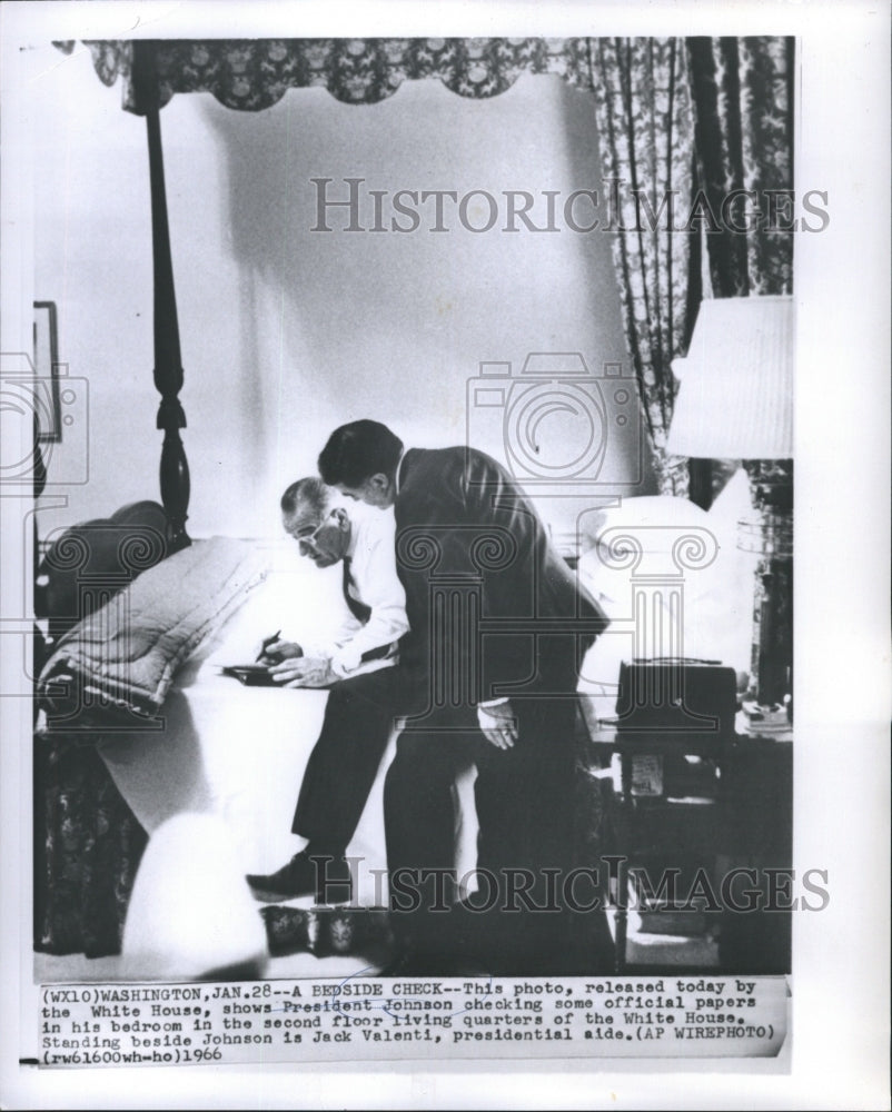 1966 Press Photo This Photo Shows President Johnson Checking Some Official Paper - Historic Images