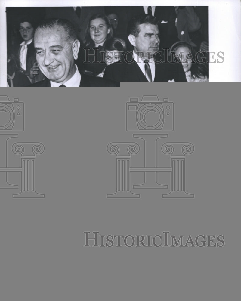 9165 Press Photo President Johnson Helds Daughter Luci, - Historic Images