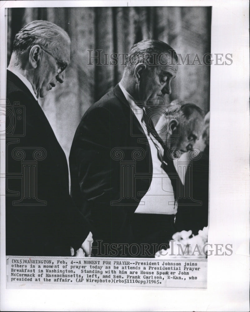 1965 Press Photo President Johnson Joins Others Moment of Prayer Today - Historic Images