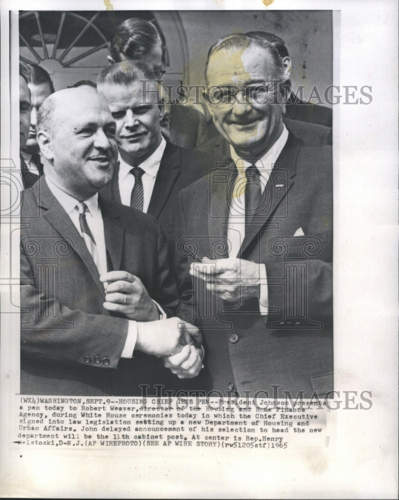 1965 Press Photo President Johnson Presents Pen today to Robert Weaver Director - Historic Images