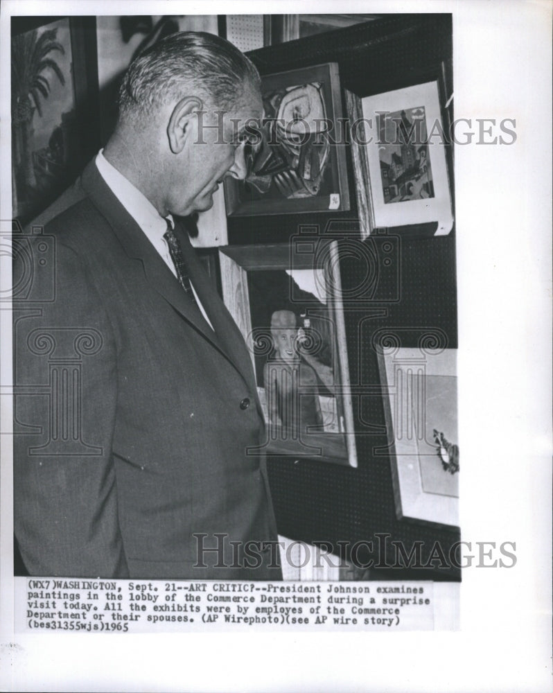 1965 Press Photo President Johnsn Examines Paniting in the Lobby of the Commerce - Historic Images