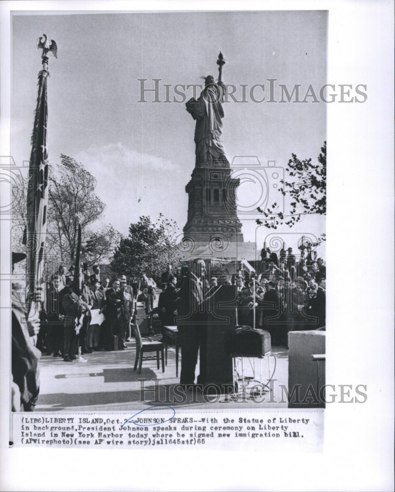 1965 Press Photo With the State of Liberty in background President Johnson Speak - Historic Images